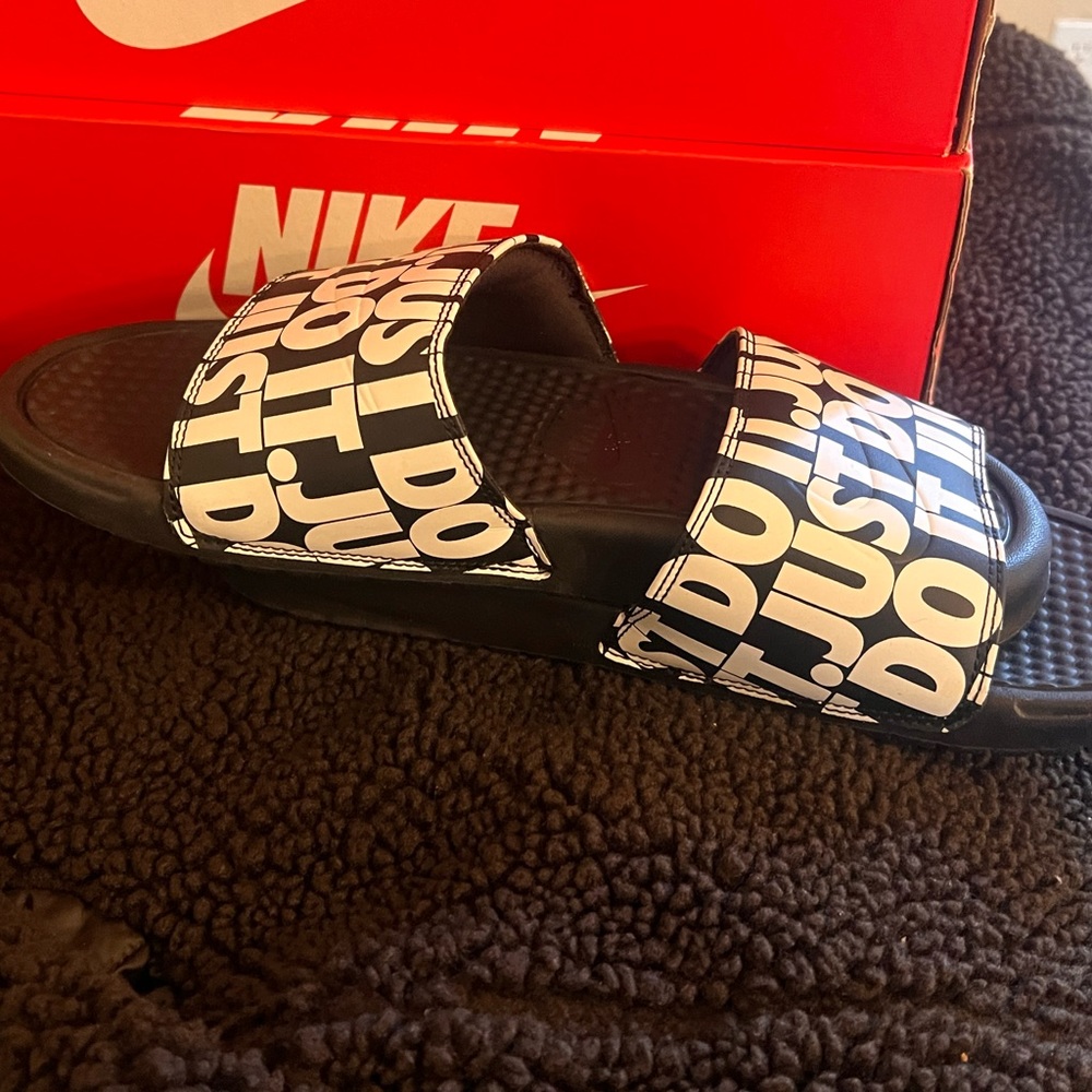 Brand new Nike slides. Both male and female can wear them unisex